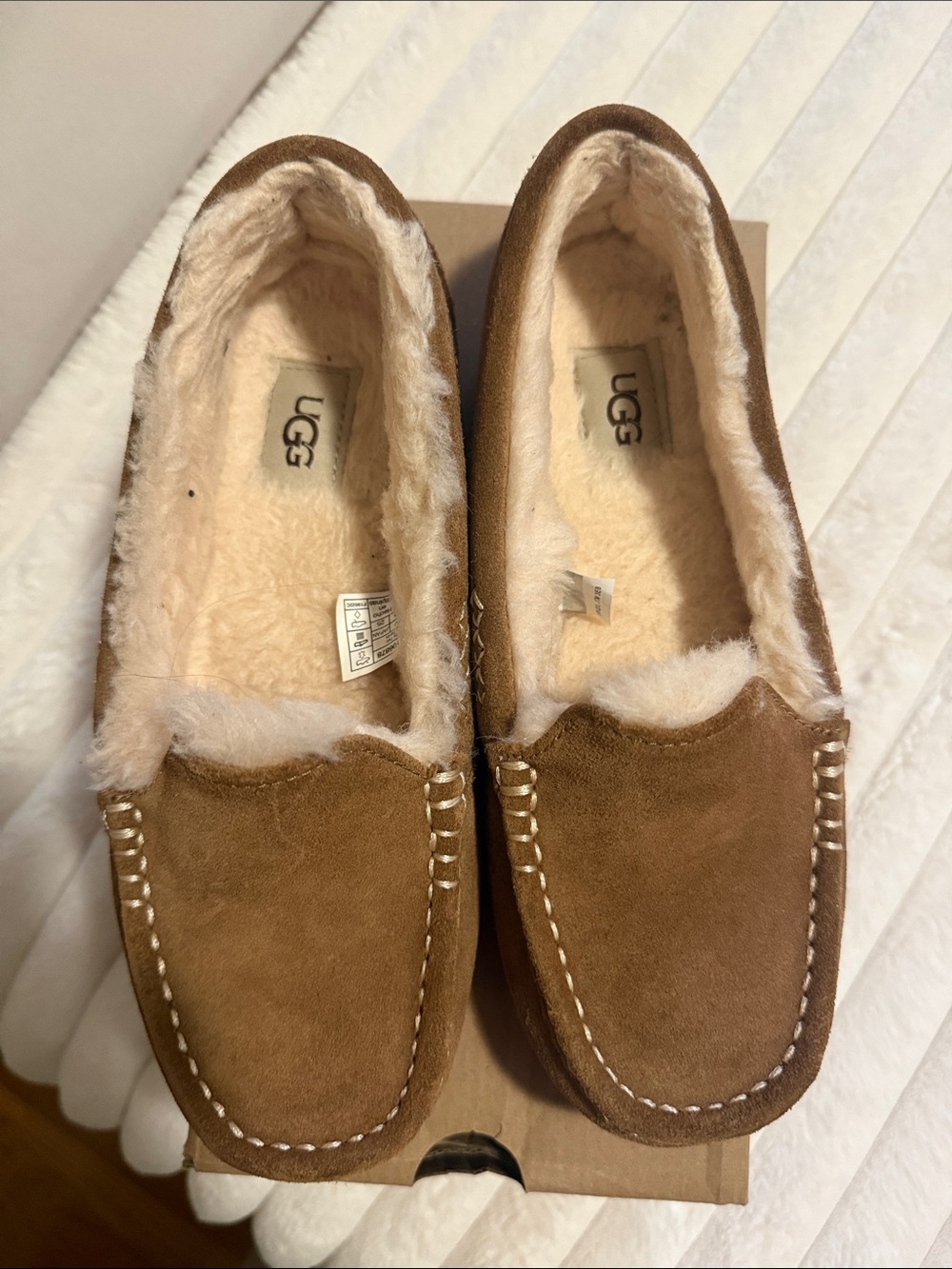 UGG - Picture 3 of 4